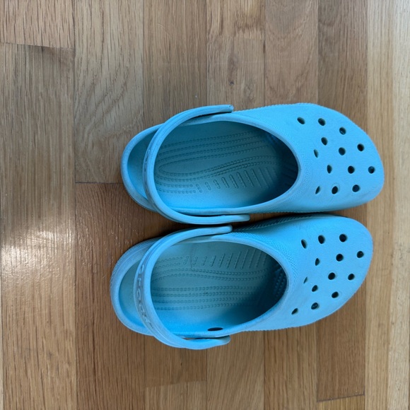 Crocs Classic Kids Clogs Sz J3 Comfort Light Blue Round Toe Slip-On Shoes - Picture 5 of 10